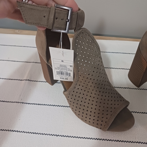 Universal Thread Women's Hannah Laser Cut Heeled Pump Sandals 8.5 NWT - Picture 3 of 7